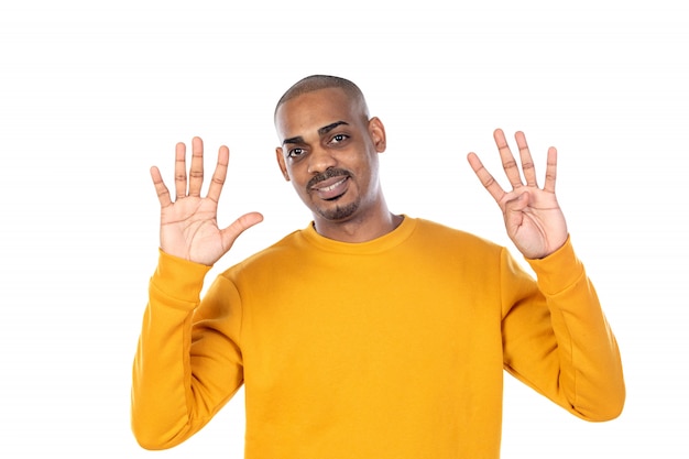 Guy afro-américain portant un sweat-shirt jaune