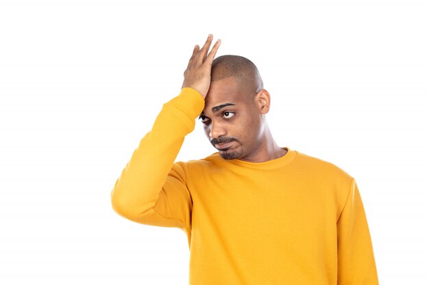 Guy afro-américain portant un sweat-shirt jaune