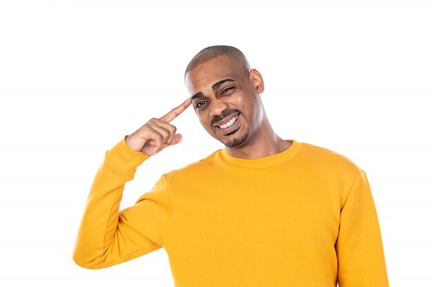 Guy afro-américain portant un sweat-shirt jaune