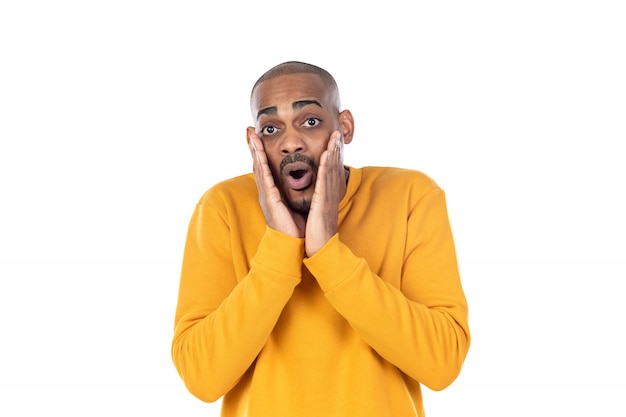 Guy afro-américain portant un sweat-shirt jaune