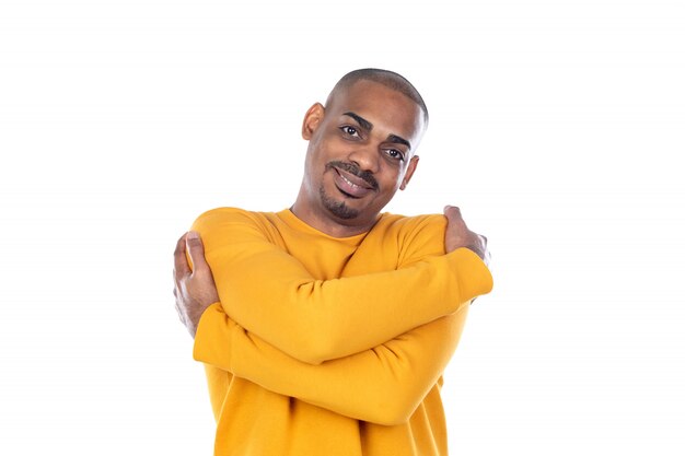 Guy afro-américain portant un sweat-shirt jaune