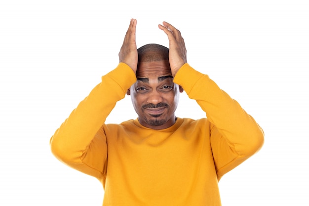 Guy afro-américain portant un sweat-shirt jaune