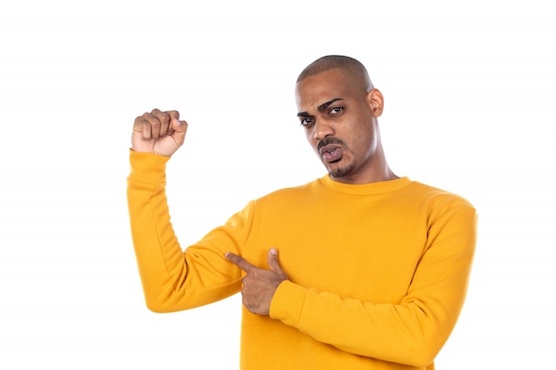 Guy afro-américain portant un sweat-shirt jaune