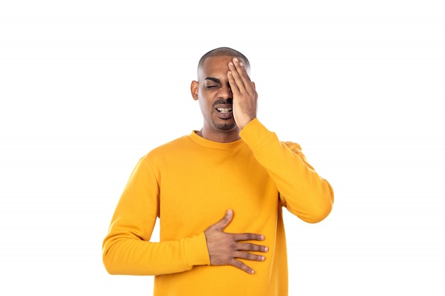 Guy afro-américain portant un sweat-shirt jaune