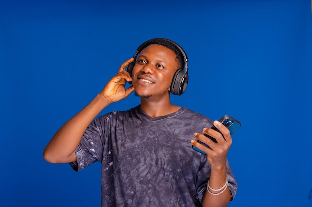 Guy appréciant la musique qu'il écoute sur son casque