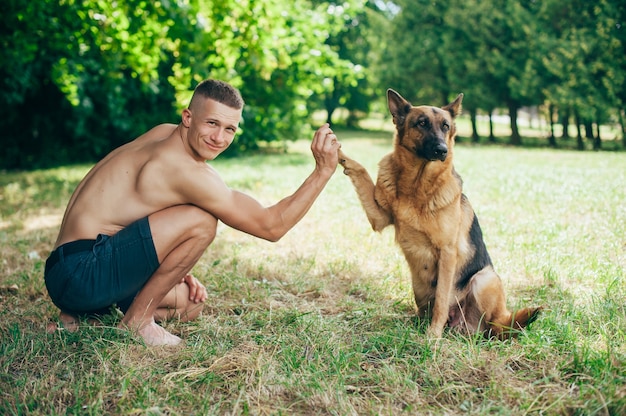 Guy athlétique avec un berger allemand