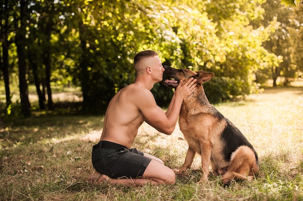 Guy athlétique avec un berger allemand