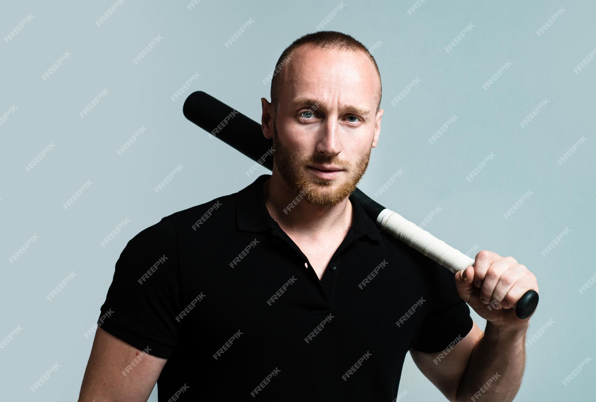 Guy Avec Batte De Baseball Homme Dangereux Avec émotion Sérieuse