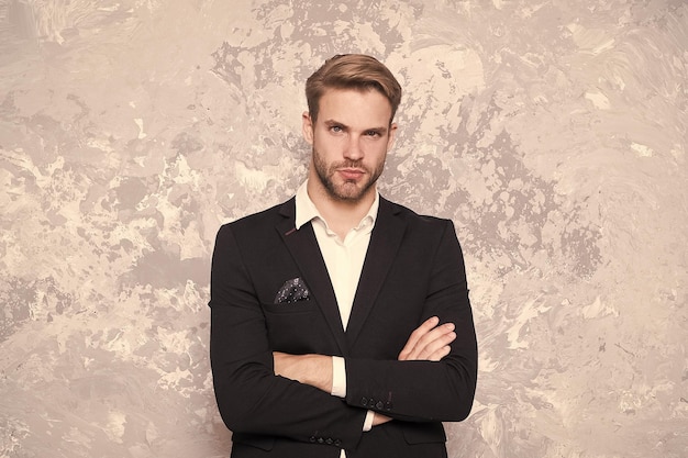 Guy bien soigné beau macho porter smoking Salon de coiffure marié Vêtements de mode Tendance moderne Costume sur mesure Boutique de mode Service de location de costume Tenue de mode élégante pour événement Gentleman style moderne