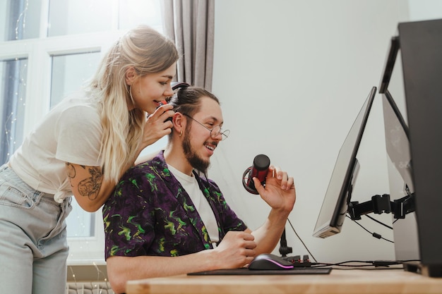Guy blogger et sa belle petite amie au bureau avec ordinateur personnel