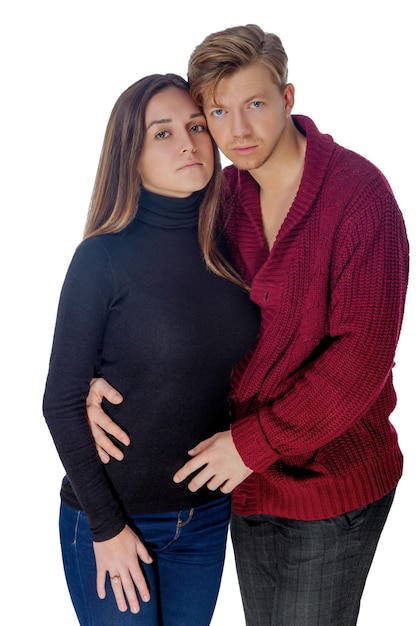 Guy blonde et fille brune en pantalon