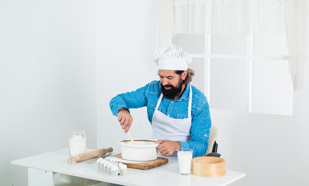 Guy chef in hat préparer un repas sain culinaire