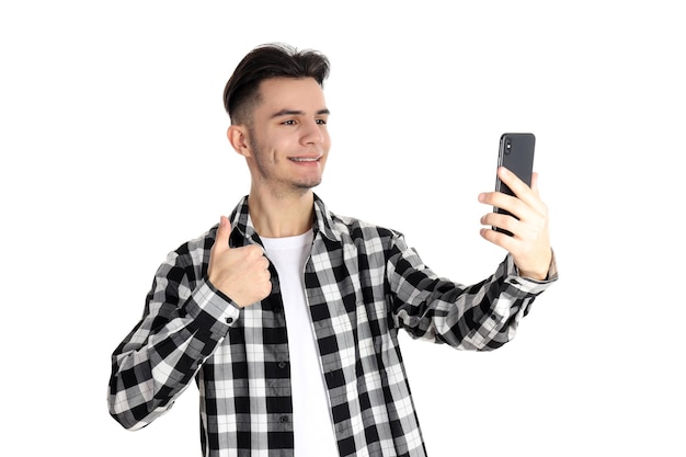 Guy en chemise avec téléphone isolé sur fond blanc