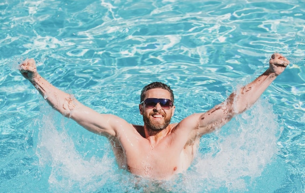 Guy dans la piscine piscine d'eau station thermale vacances d'été homme d'été