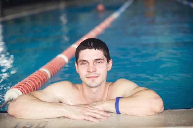 Guy dans la piscine