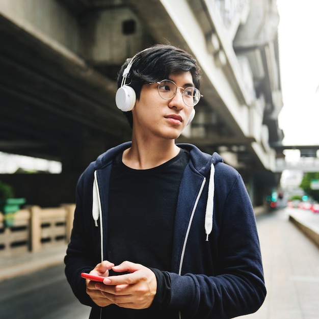 Guy écoute de la musique sur son téléphone