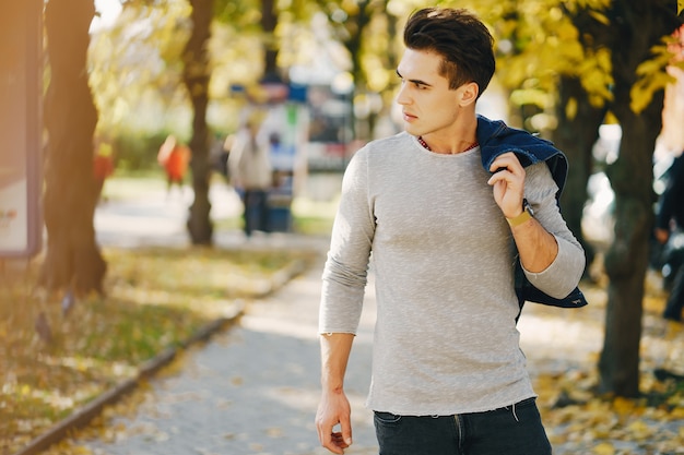 Guy élégant dans la ville