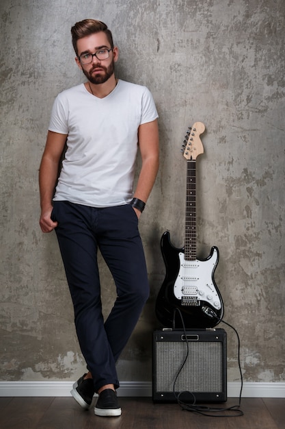 Guy élégant avec une guitare