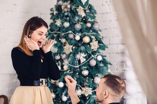 Guy fait une offre pour se marier à Noël