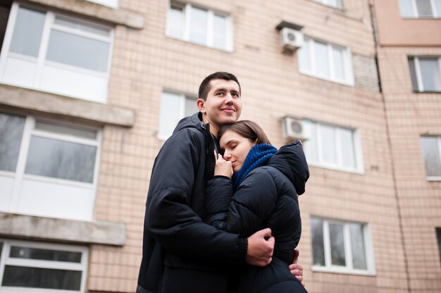 Guy avec une femme embrasse dans la rue