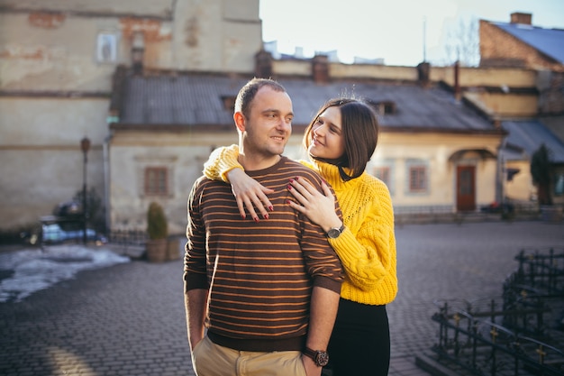 Guy et fille en couple amoureux à une date