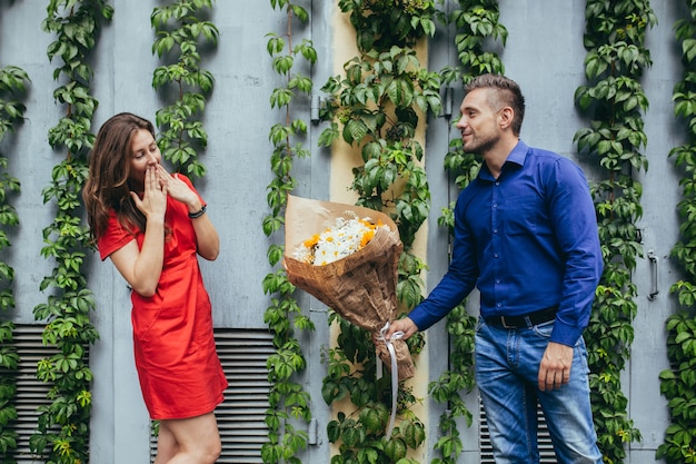 Guy et fille en couple amoureux à une date