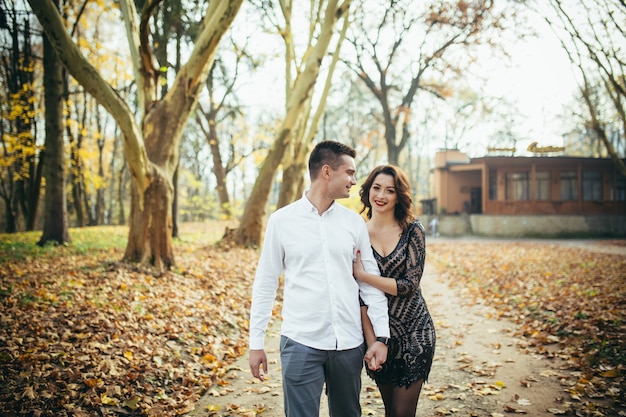 Guy et fille en couple amoureux à une date