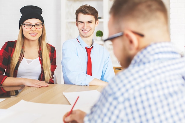 Guy et fille interviewés pour un emploi