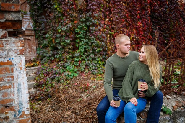 Guy et fille en jeans et chandails verts