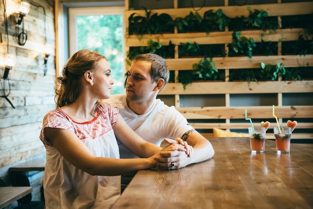 Guy et une fille se réunissant dans un café stylisé de la ville