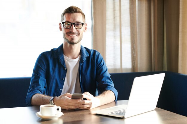 Guy avec des gadgets