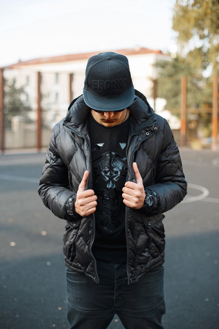 Photo guy habillé en veste noire dans la rue