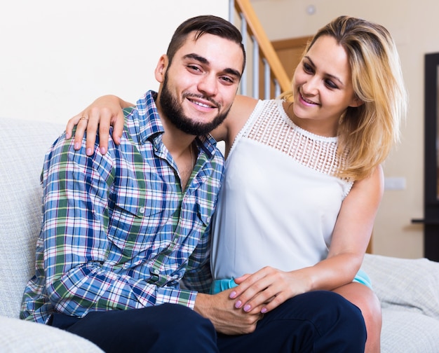 guy et joyeuse jolie fille souriant à l&#39;intérieur