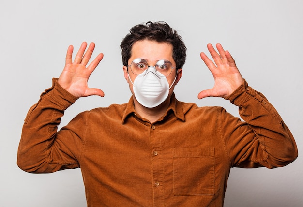 Guy à lunettes et masque facial