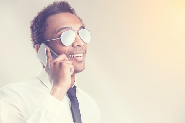 Guy à lunettes sur téléphone portable