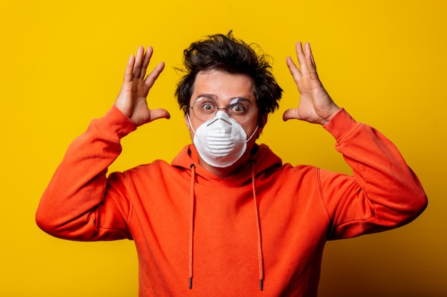 Guy en masque et lunettes aux cheveux ébouriffés