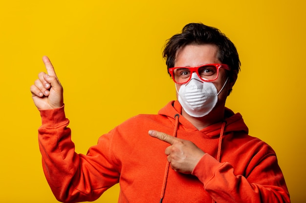 Guy en masque et lunettes aux cheveux ébouriffés