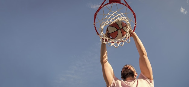 Guy a une motivation sportive sport et passe-temps dunk dans le panier slam dunk en mouvement