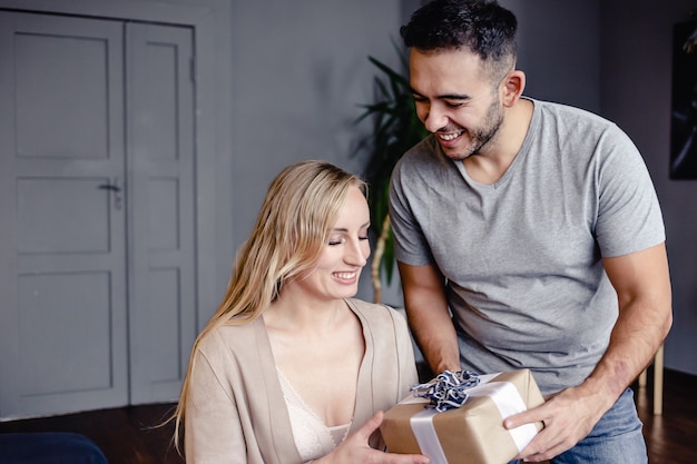 Guy offrant un cadeau à sa petite amie dans une jolie boîte.