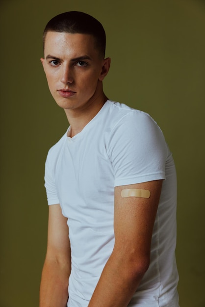 Guy avec un pansement sur sa main passeport vaccinal de protection immunitaire
