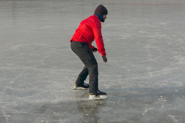 Guy patinant sur le lac, patins à glace hiver