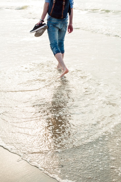 Guy pieds nus sable eau promenade mer du nord homme plage Den Haag La Haye Scheveningen un