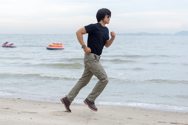 Guy portant des pantalons cargo et debout sur la plage