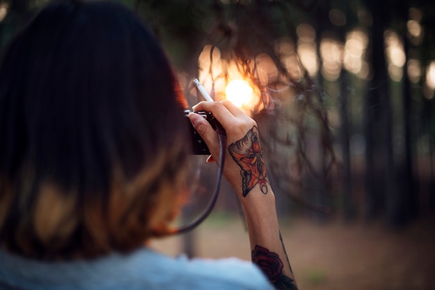 Guy prenant des photos en plein air Concept