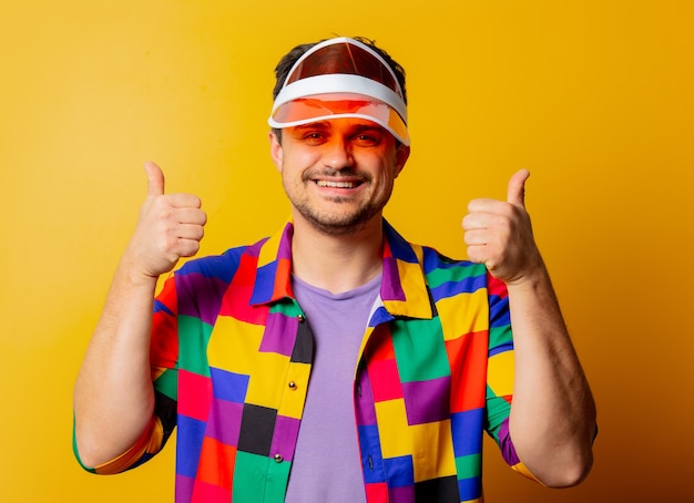 Guy de style en chemise et chapeau des années 90