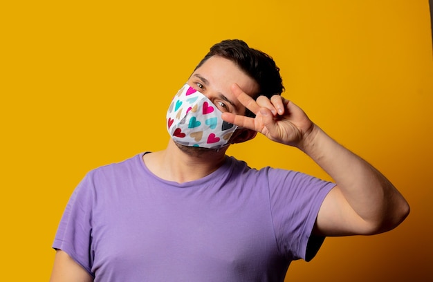 Guy de style en masque et t-shirt violet