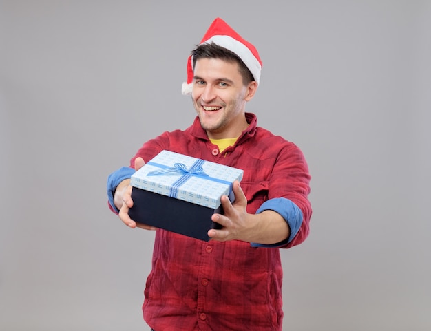 Guy tenant un cadeau de Noël