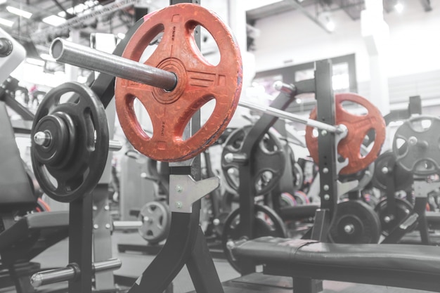 Gym barbell sur le banc pour le développé couché