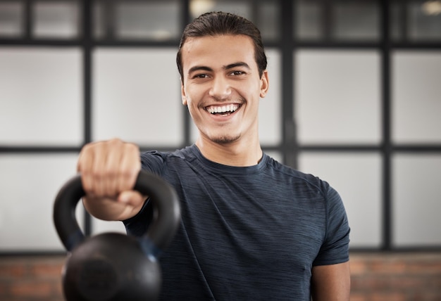 Gym fitness et mains avec kettlebell pour l'entraînement de bras forts puissants muscles biceps ou exercices de force corporelle pour l'équilibre Athlète sportif ou homme heureux avec du poids pour l'entraînement de bodybuilder dans la salle de gym