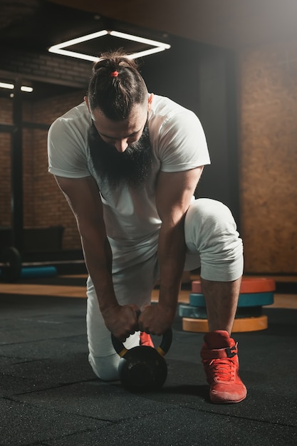 Gym. Formation d'homme barbu. Crossfit.